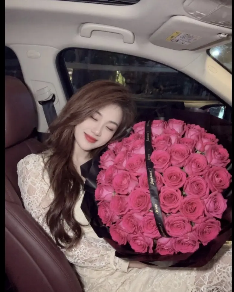 热情消耗殆尽，礼貌退场，等过了这个路口，我们就顺路了