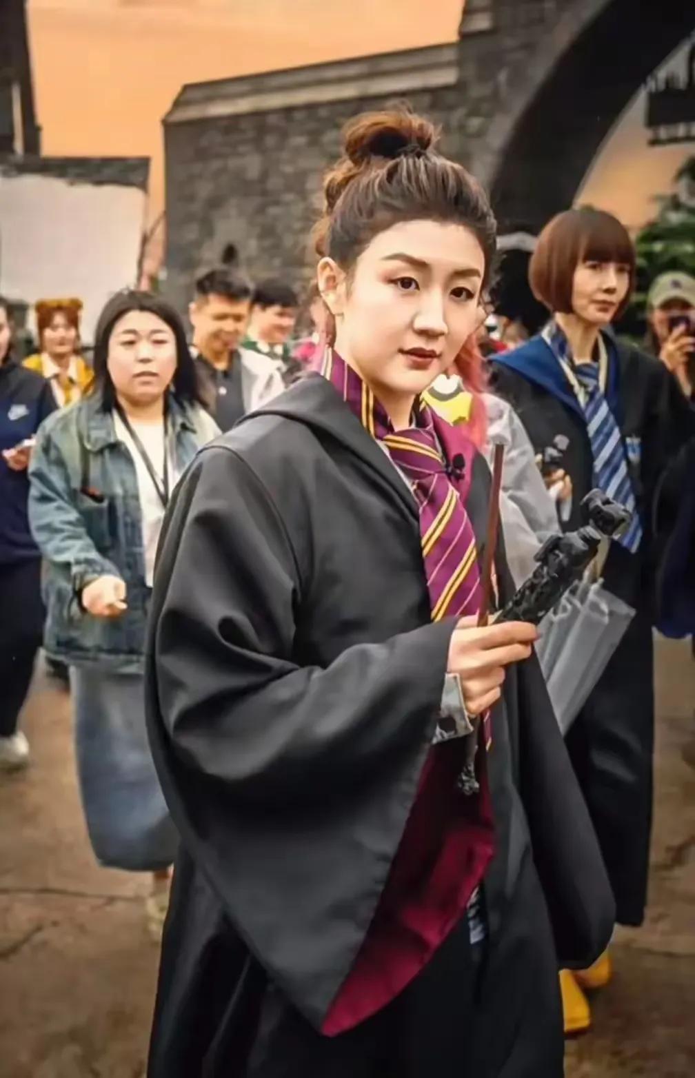 陈梦的发量，
其实挺多的，
不过这个发型，
看起来怪怪的，
不利索，
建议换个清