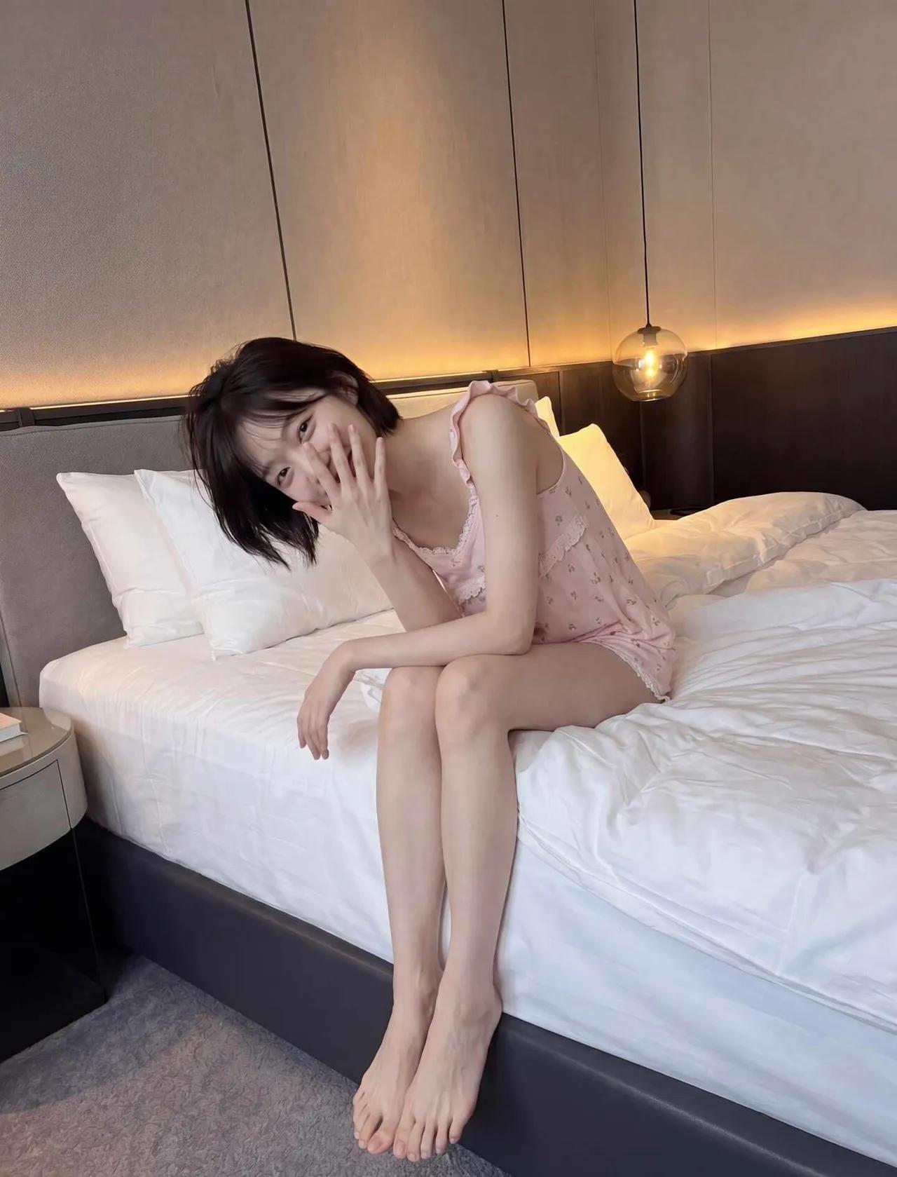 她在床上摆了个俏皮的姿势。