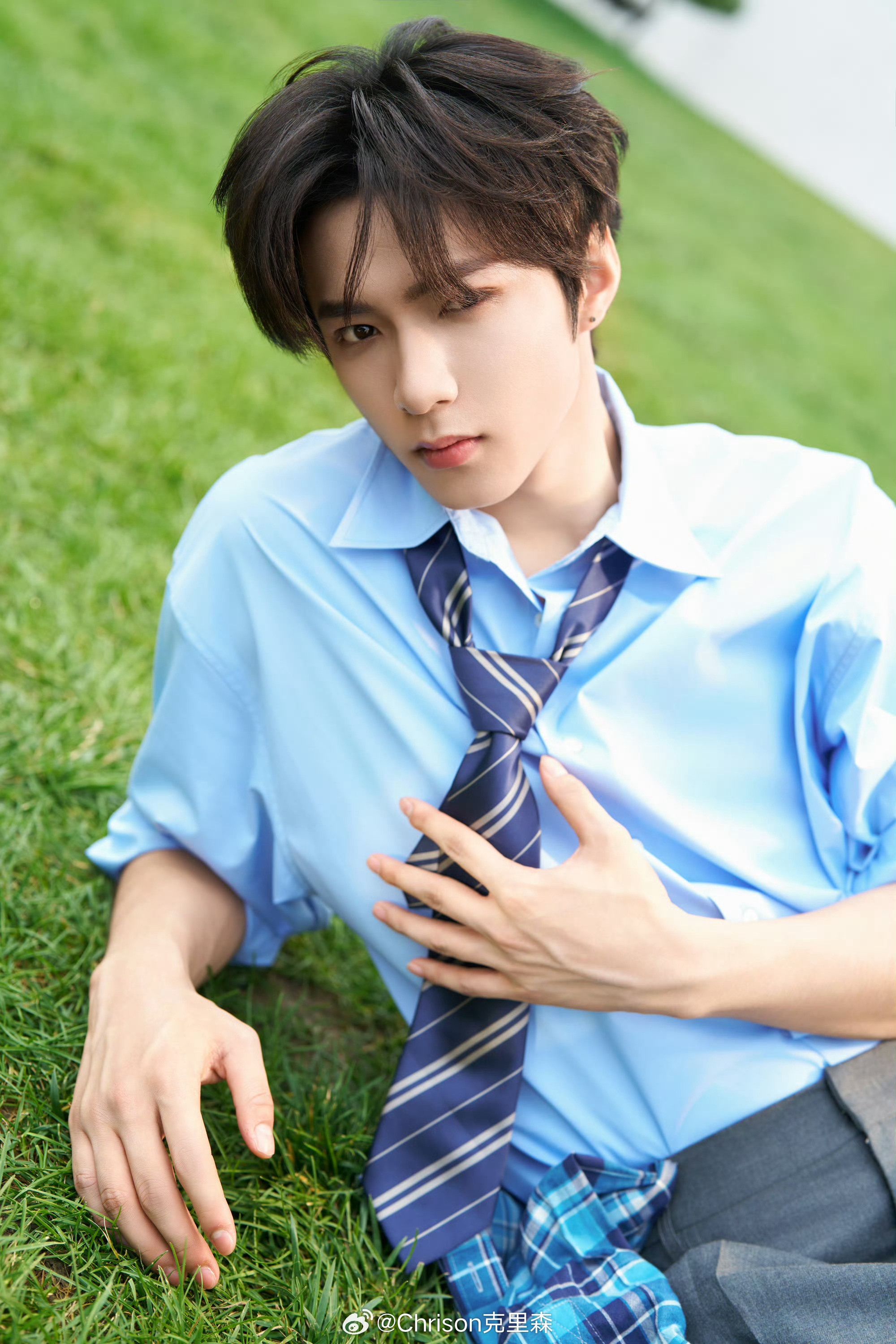 时代少年团┊释出一组新歌大片，蓝色衬衫、夏日光影，少年们细数着这个季节的美好，也