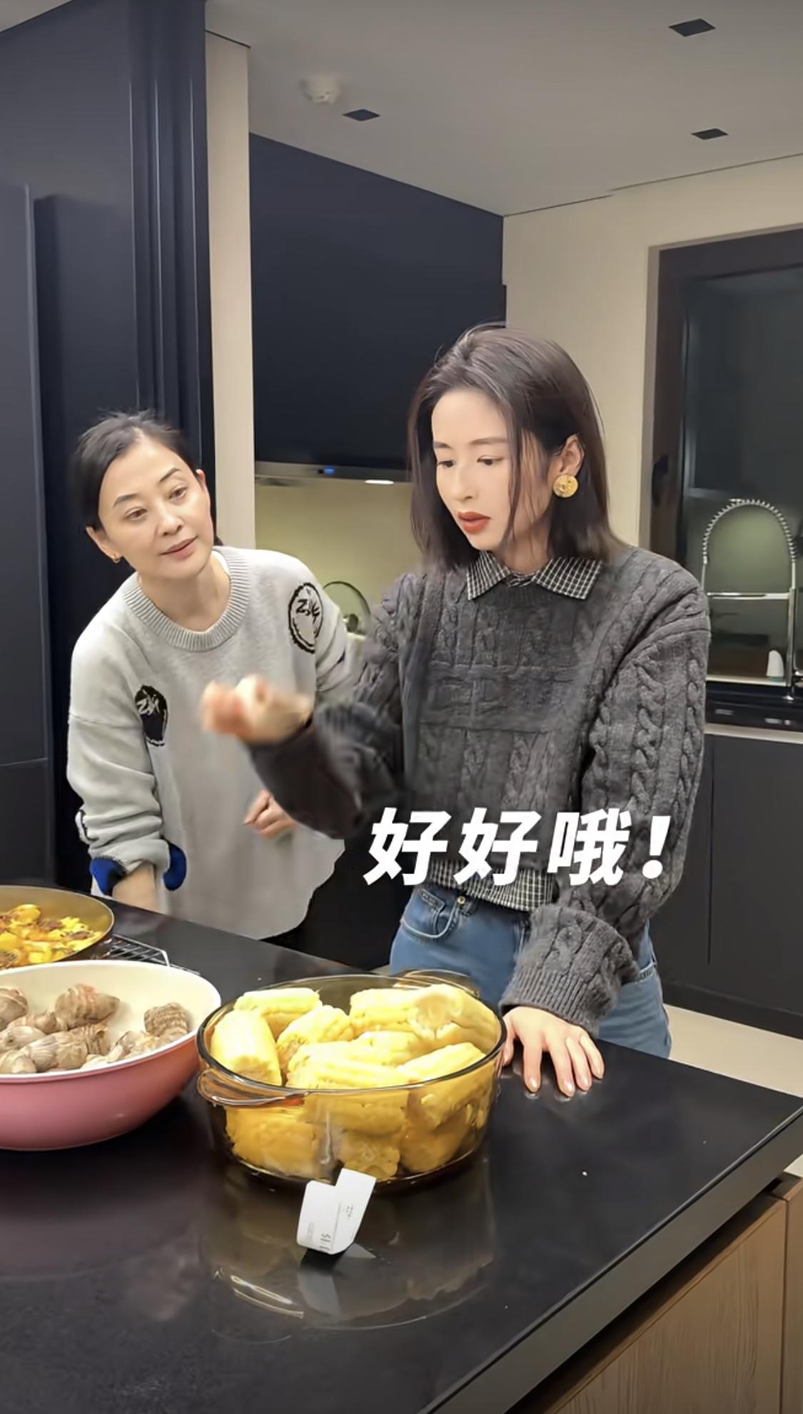 颖儿去梅婷家做客，梅婷和老公亲自下厨，吃得是自家园子的蔬菜。

颖儿和梅婷在《六