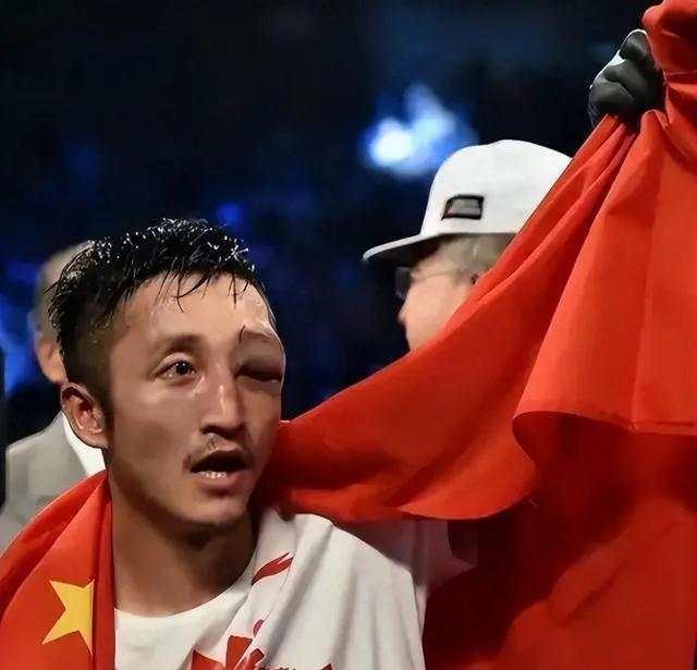 奈何人前再怎么辉煌，那也是过去了，
看到那个在擂台上风光无限的奥运冠军，
如今更