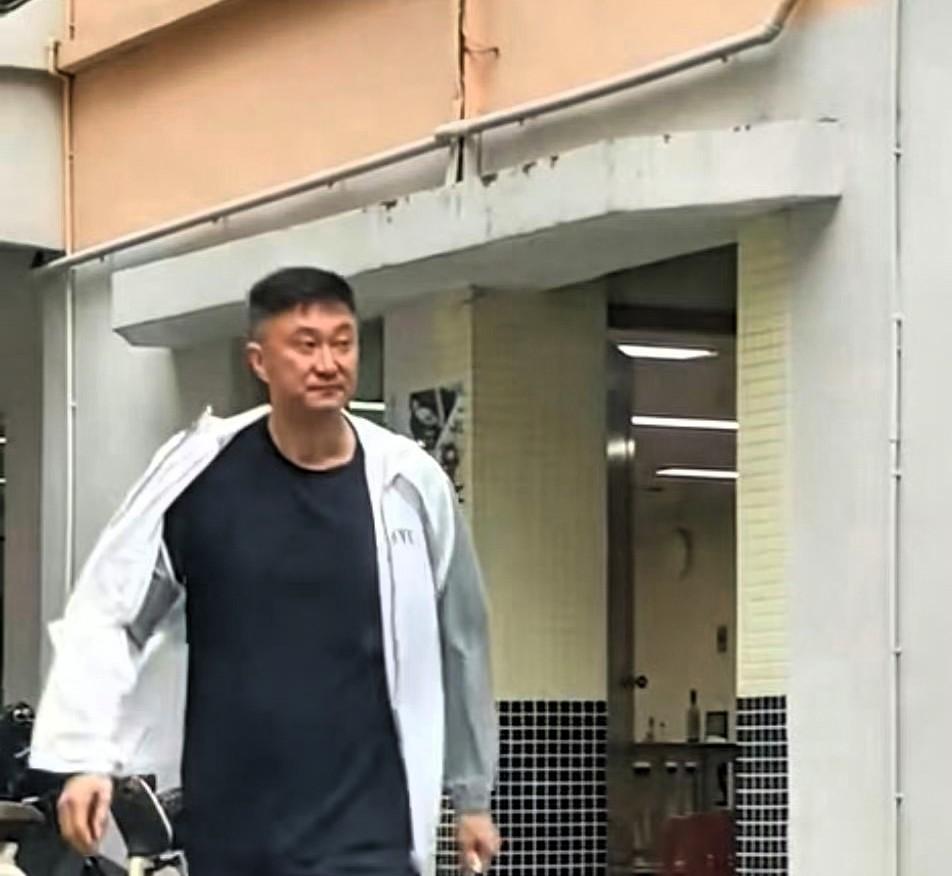 广东宏远就登上出征北京的大巴车，这场比赛没有想象中容易，我预测G1比赛可能会失望