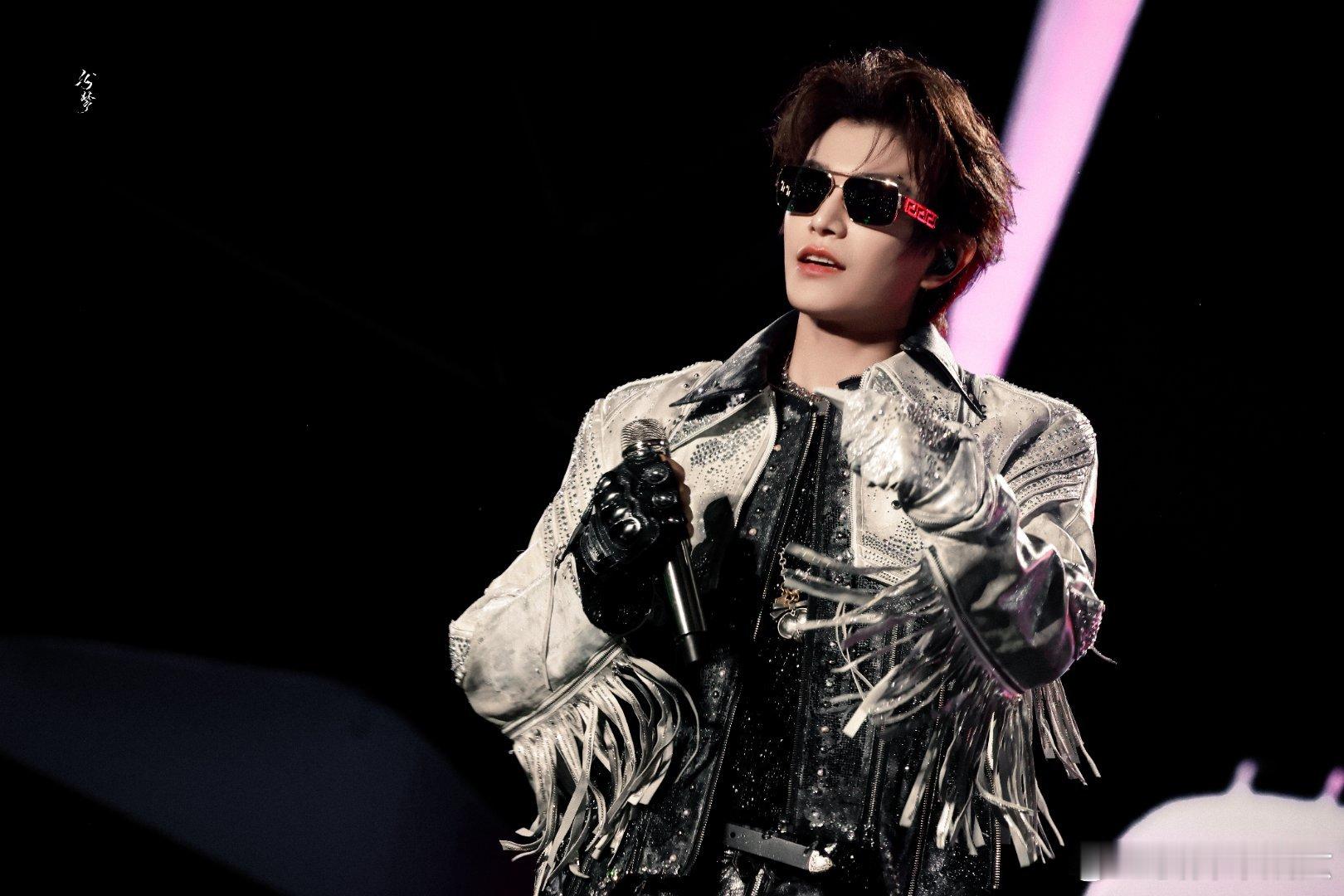 dyx 愿你三冬暖，愿你春不寒，愿你天黑有灯，下雨有伞