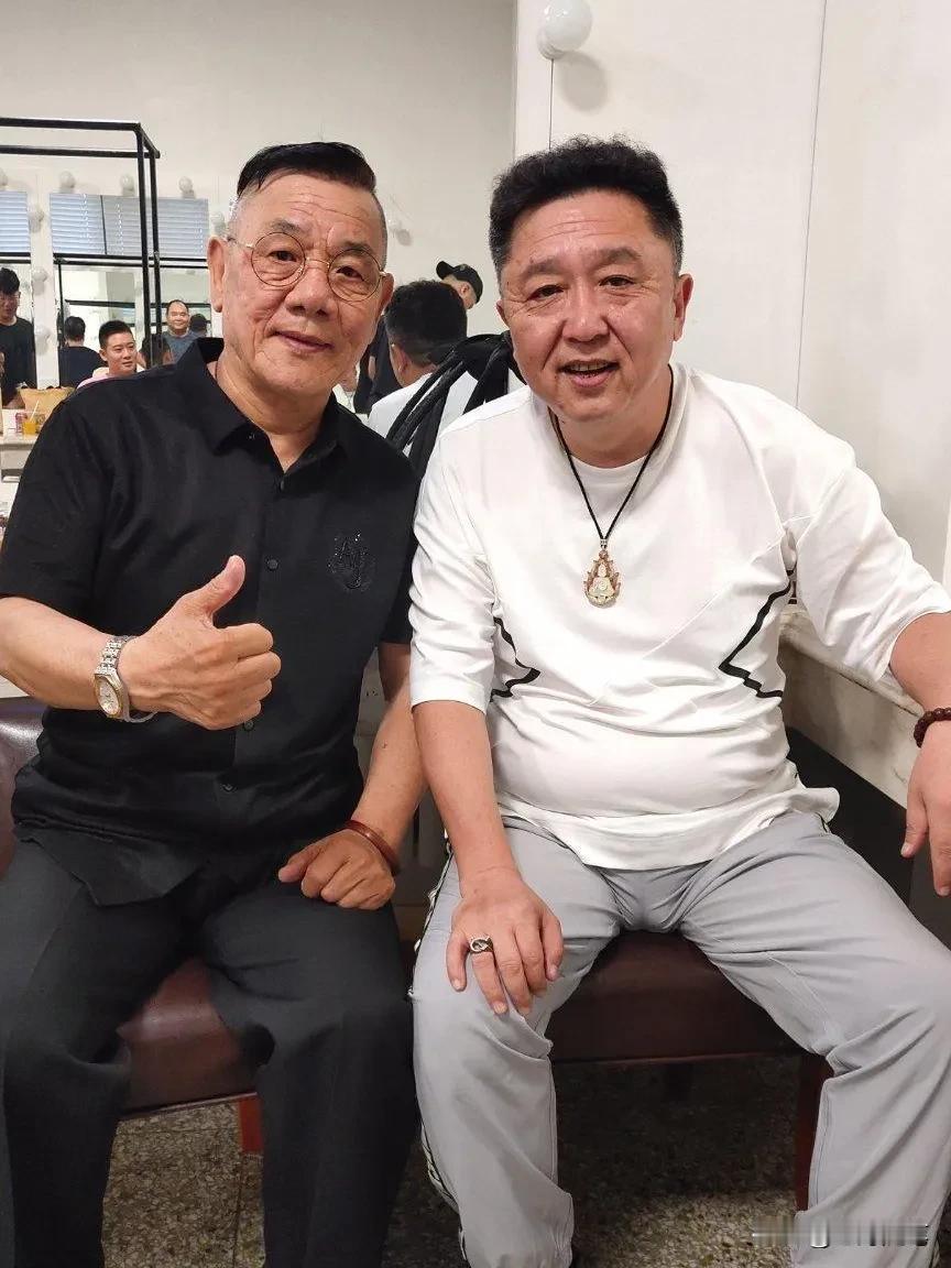 相声演员，杨进明说，我和郭德纲说起来渊源很深，首先来说我们哥俩儿是亲师兄弟一师之