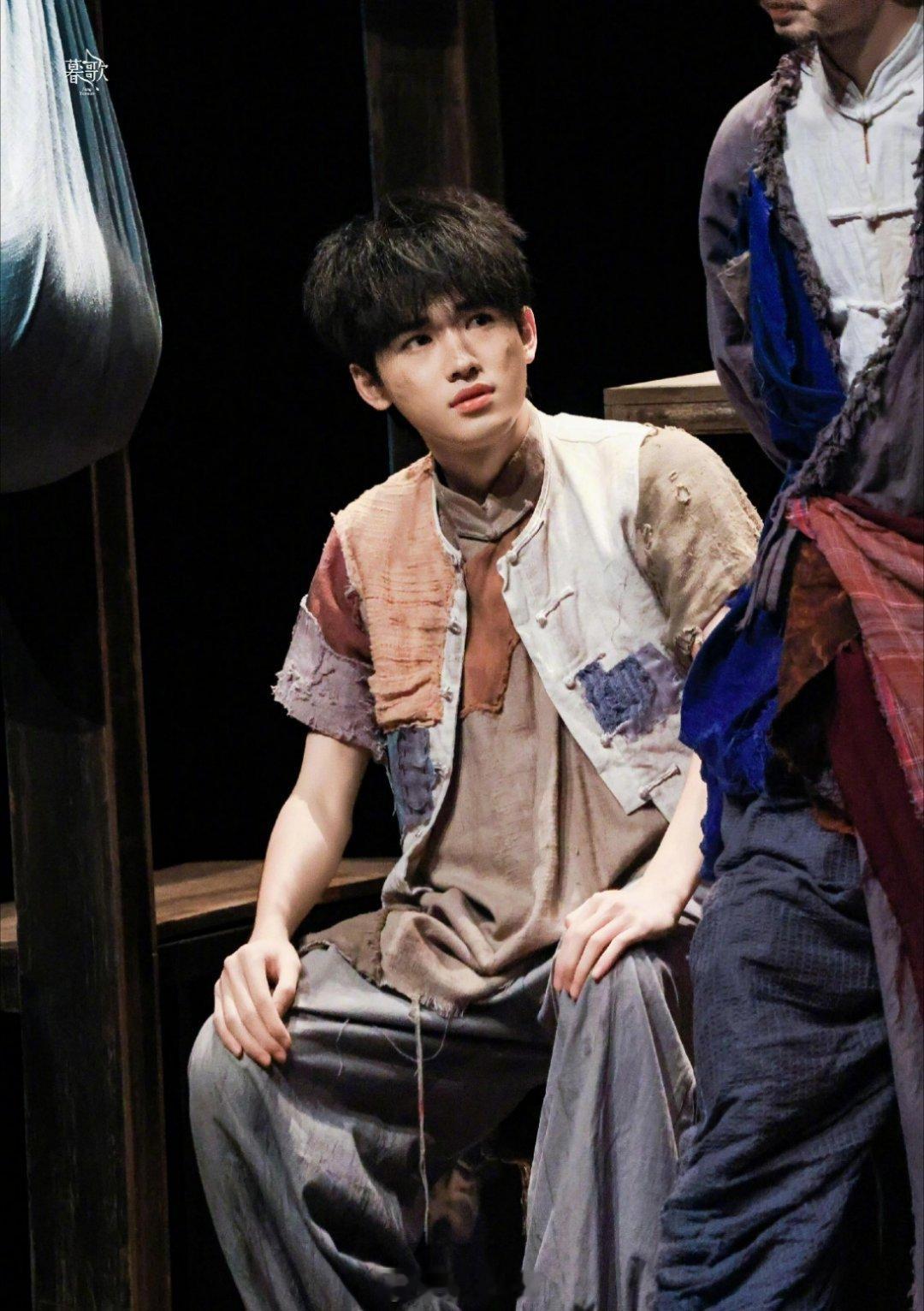 宋亚轩的毕业大戏造型来了，没有因为自己是爱豆出道，就放不下身段扮不了丑这件事还是