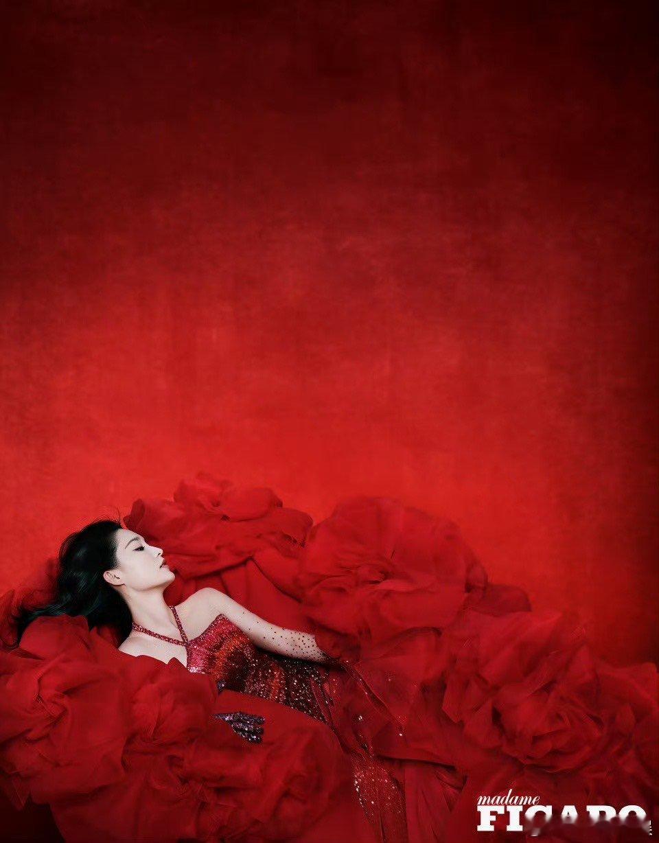 #李沁[超话]##李沁时装费加罗同月撞封#李沁的美貌也太出圈了，每一次的造型都能