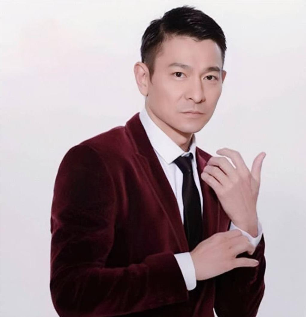 [中国赞]吴京问刘德华:“你一天喝多少杯咖啡？”刘德华说:“我一天喝二十几杯咖啡