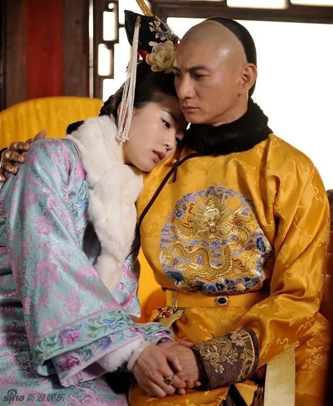 《步步惊心》里，
最搞笑的不是若曦，自以为全部的阿哥都喜欢她，也不是她莫名的觉得