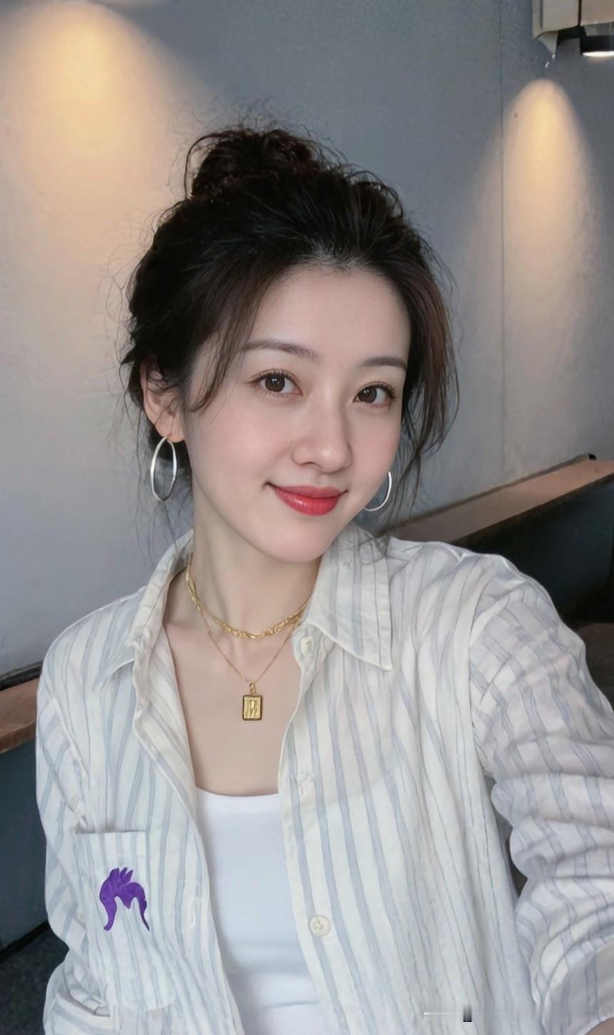 职场最扎心的真相：
别在单位暴露脆弱和迷茫。
你以为是求安慰，
别人只当你好拿捏