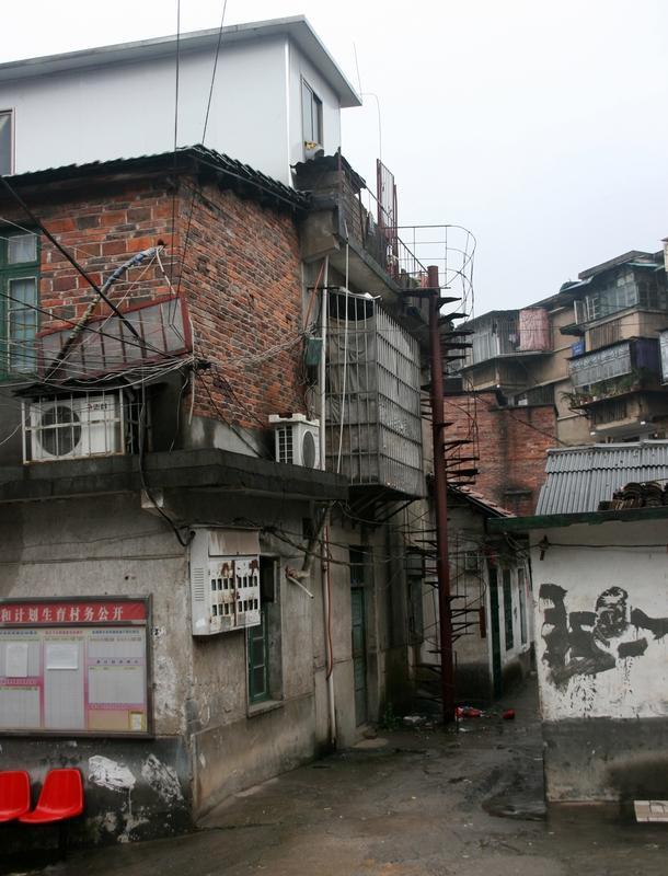 看到“豪门早忘清贫苦”这个上联，一下子就激发了我对下联的创作欲。上联描绘了豪门富