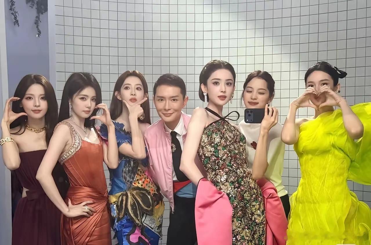 这样一对比，娜扎的颜值确实很不一样 ​​​