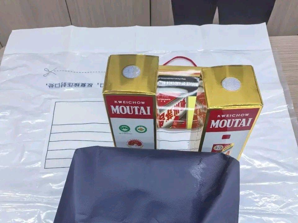 最近杭州翠苑派出所破获了一起盗窃案，一名女子偷走超市3瓶飞天茅台，这反侦查意识简
