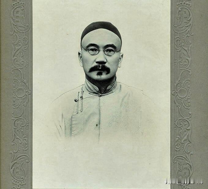 唐绍仪，字少川，广东中山人，民初举足轻重的历史人物。

他出身商贾家庭，幼年随母