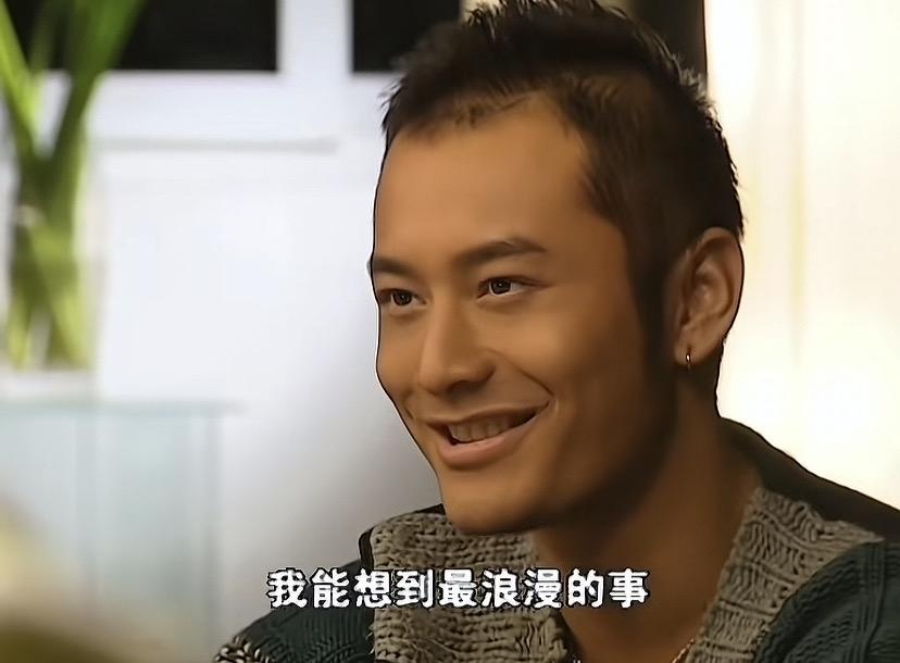 黄晓明为了变好看，都做了哪些改变。
首先我觉得他没以前自信了，所以表情就没有以前