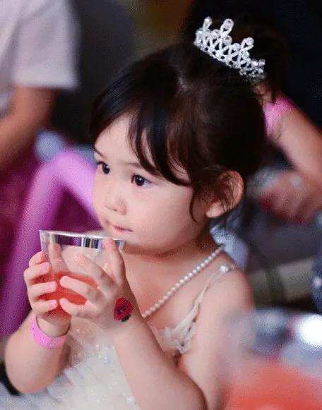 严屹宽的女儿“萌”得太可爱了吧！
凭严屹宽和杜若溪夫妻俩的高颜值，小女孩长大了肯