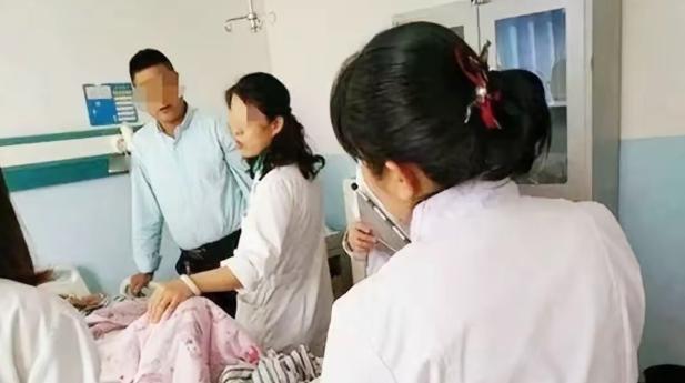 湖北，一女子怀孕8多个月去医院产检。

她跟医生抱怨道：“宝宝踢我肚子可带劲了！