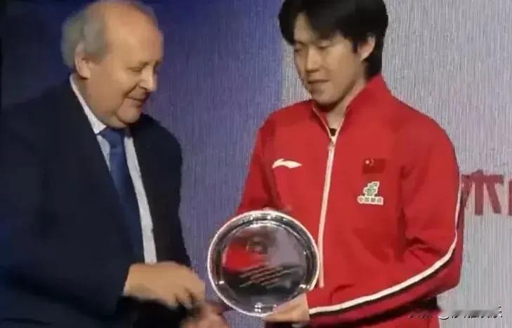 吃蛋糕抢葡萄，国乒男团后台花絮笑翻全场！向鹏没上场到底算不算世界冠军？

5月1