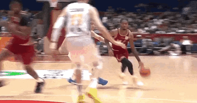 北京超级中锋周琦真是太软弱了！在今晚北京对阵浙江的第三节比赛中，浙江外援琼斯从侧