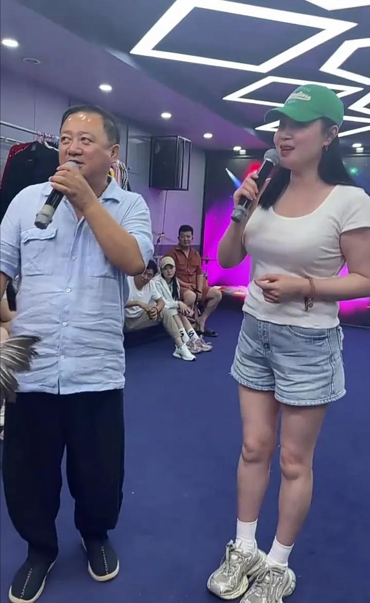 人逢喜事精神爽，前段时间广坤老来得女，刚刚喜得千金一位。可以说现在的广坤正春风得