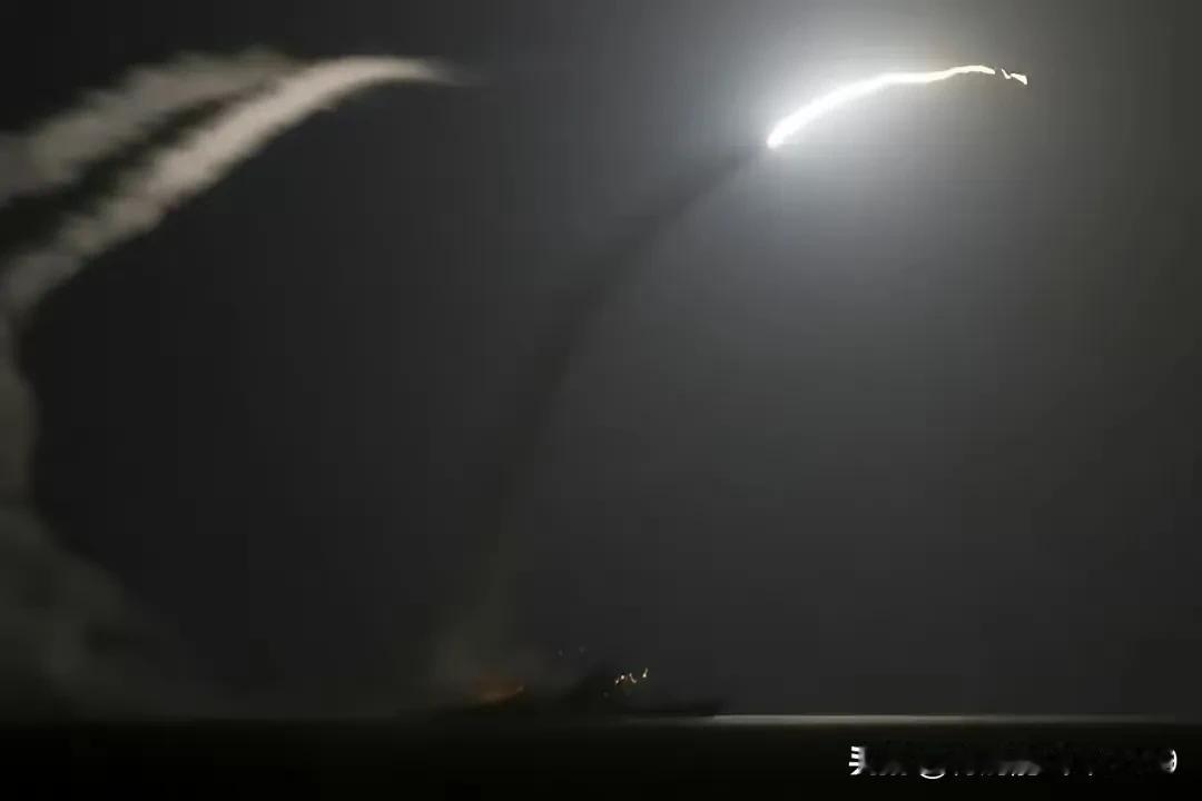 未经联合国安理会同意，美英两国突然纠集6个国家不宣而战，对也门境内胡塞武装狂轰滥