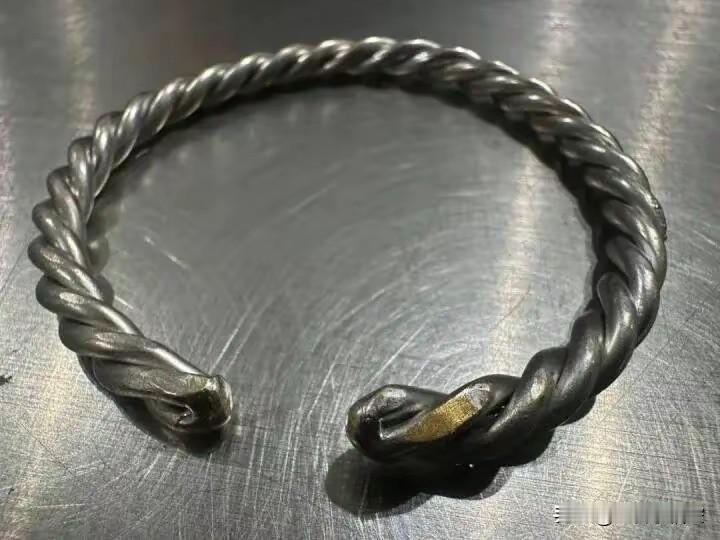 惊！涂银“伪装术”难逃海关法眼！
想靠小聪明蒙混过关？做梦！近日，杭州萧山机场海