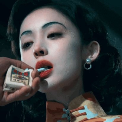 娜扎点烟镜头封神 反复回看这段戏份，打动我的不只是出众外貌，大仇了结之后那份冷静