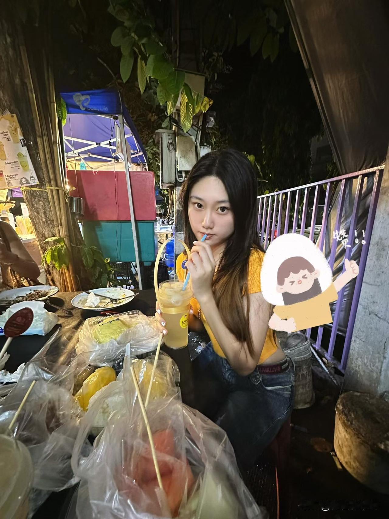 夜晚街边小摊，美味饮品和美食等你来尝！🍜🍹大家晒一晒旅游拍的最美风景照 如果