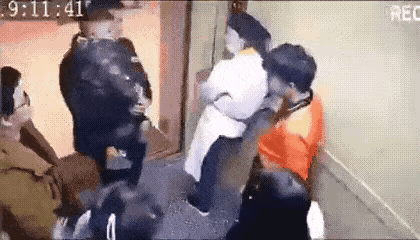 真的无语！橙衣男子被打，招来一片骂声，抱小孩的男子打人虽然不对，赔偿了1500元