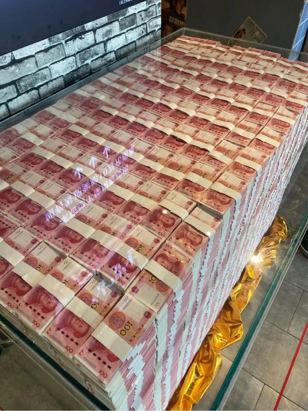 一亿元现金，尺寸：长:1.55米，宽:0.77米高:1米，重1.15吨 ​​​