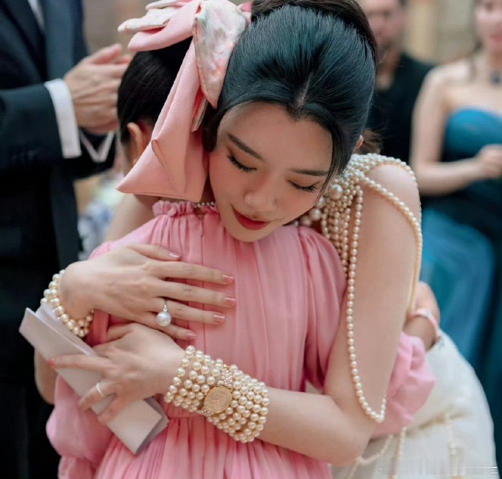 何超盈女儿辛阡觅在何猷君奚梦瑶婚礼上贺词，祝舅舅舅妈新婚快乐何超盈女儿在何猷君奚