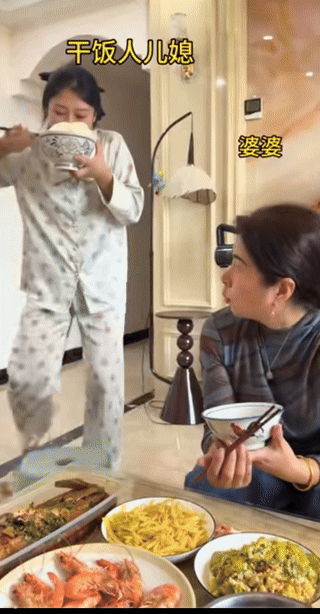 这儿媳妇非常能干饭，看她这么能吃，真的让人不由自主的羡慕了。
视频中，儿媳妇和婆