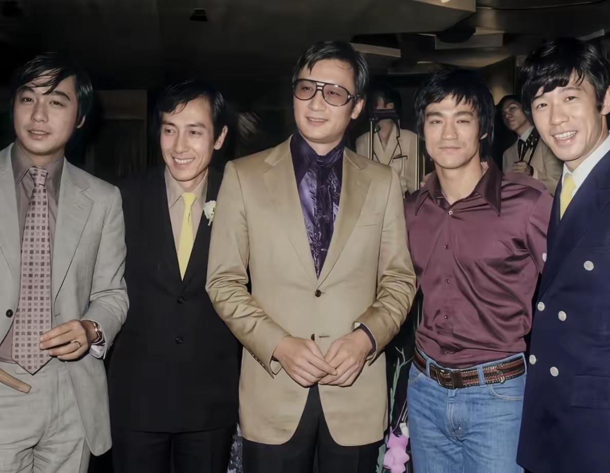 五位帅哥站在一起，笑得真开心！我敢打赌[作揖]全网没几个认识的，c位站的是谁？都