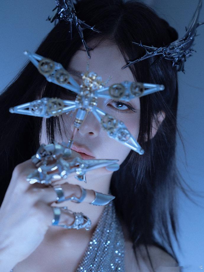 赵昭仪好长的一条人 谁懂啊！机械茧于混沌绽裂的比喻太绝了，赵昭仪新生为刃的模样，