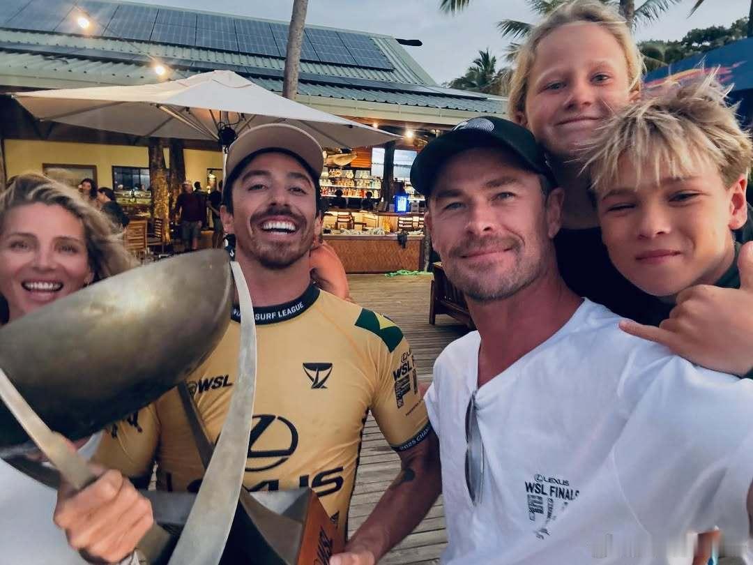 Chris Hemsworth克里斯海姆斯沃斯完成新片《复联5》的拍摄后，和家人