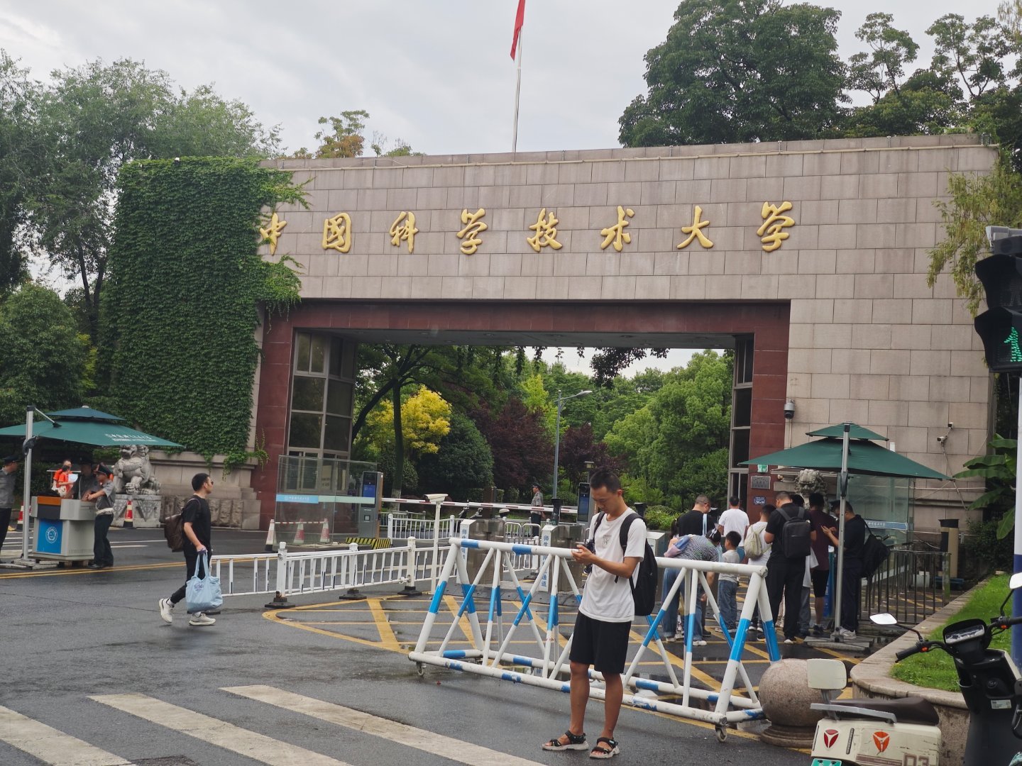 同学返校，AI时代激情澎湃今年不少同学返校看看，学校变化是不好进了，要申请校友卡