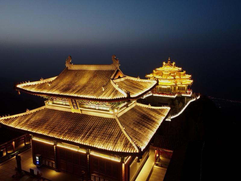 最近一则景区暖心新闻引发关注。网友陈先生游老君山金顶时，用于拍摄的华为Mate6