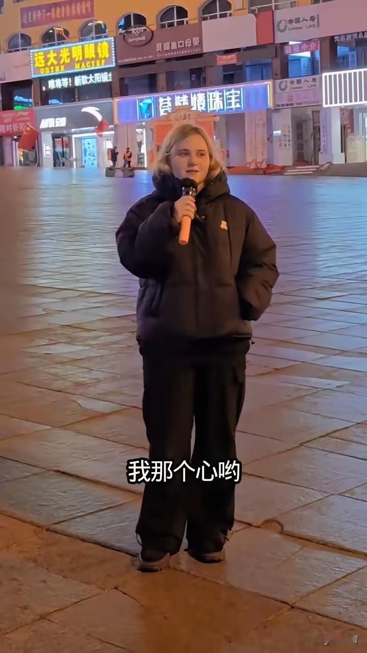 “当不成中国媳妇了，今天有人在评论区说我长得丑，让我滚回俄罗斯去。难过死了，心里