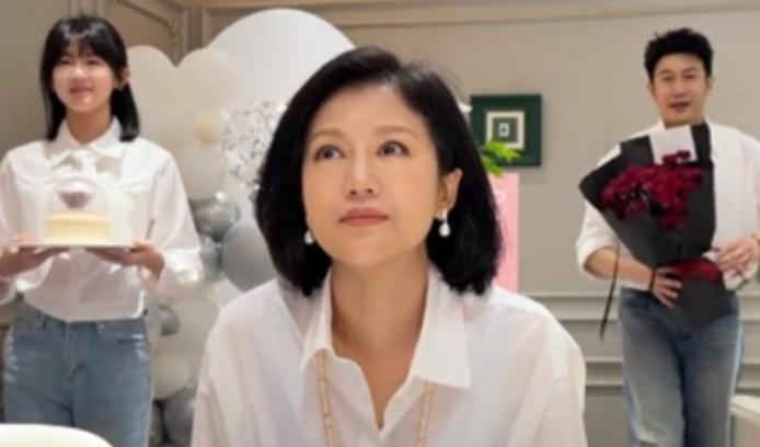 陆毅和两个女儿为鲍蕾精心筹备了50岁生日惊喜，一家四口温馨同框，画面十分有爱。