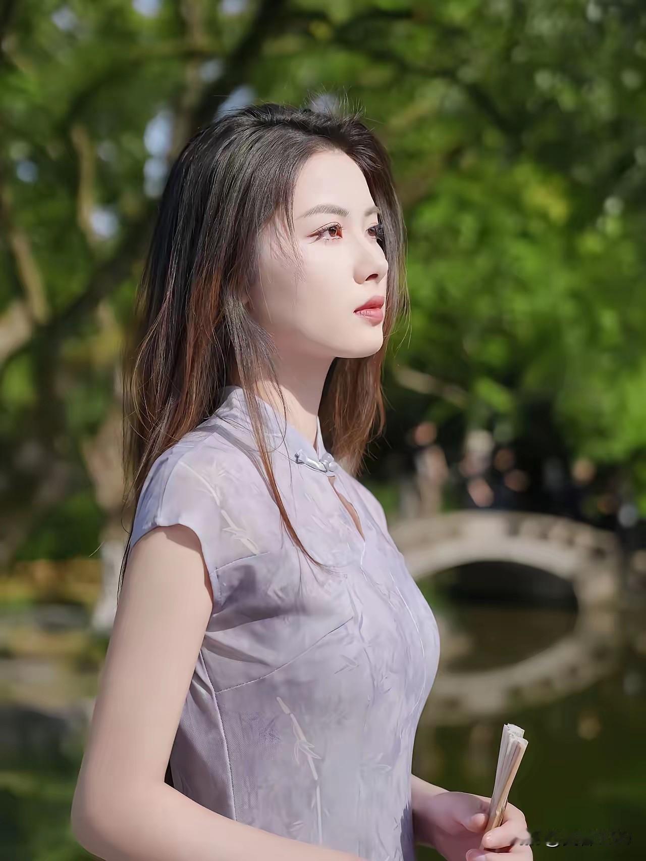 拥有魔鬼身材和精致的颜值就可以称之为美人。