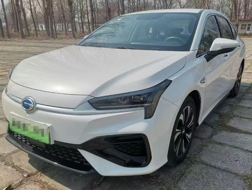 埃安S是一款特别朴实无华的汽车，外观设计简约大气，并且带有一点点轿跑的感觉。虽然