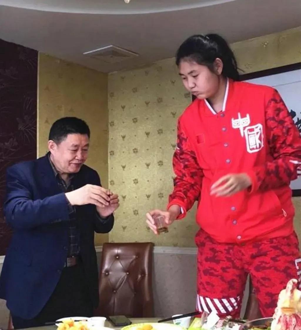 张子宇喝的是酒还是饮料啊