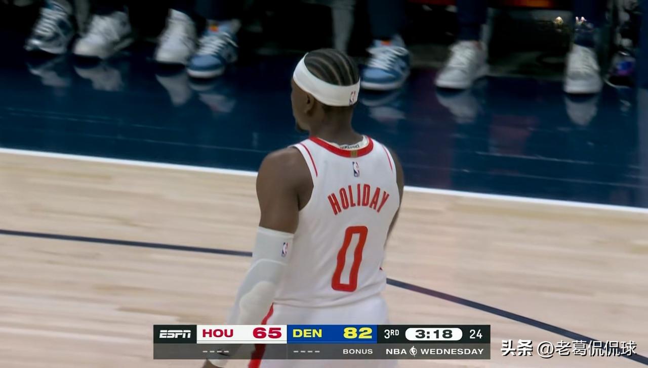火箭大将霍勒迪的手感真是吓死人了！在今天火箭客场以93：129惨败于掘金的比赛中