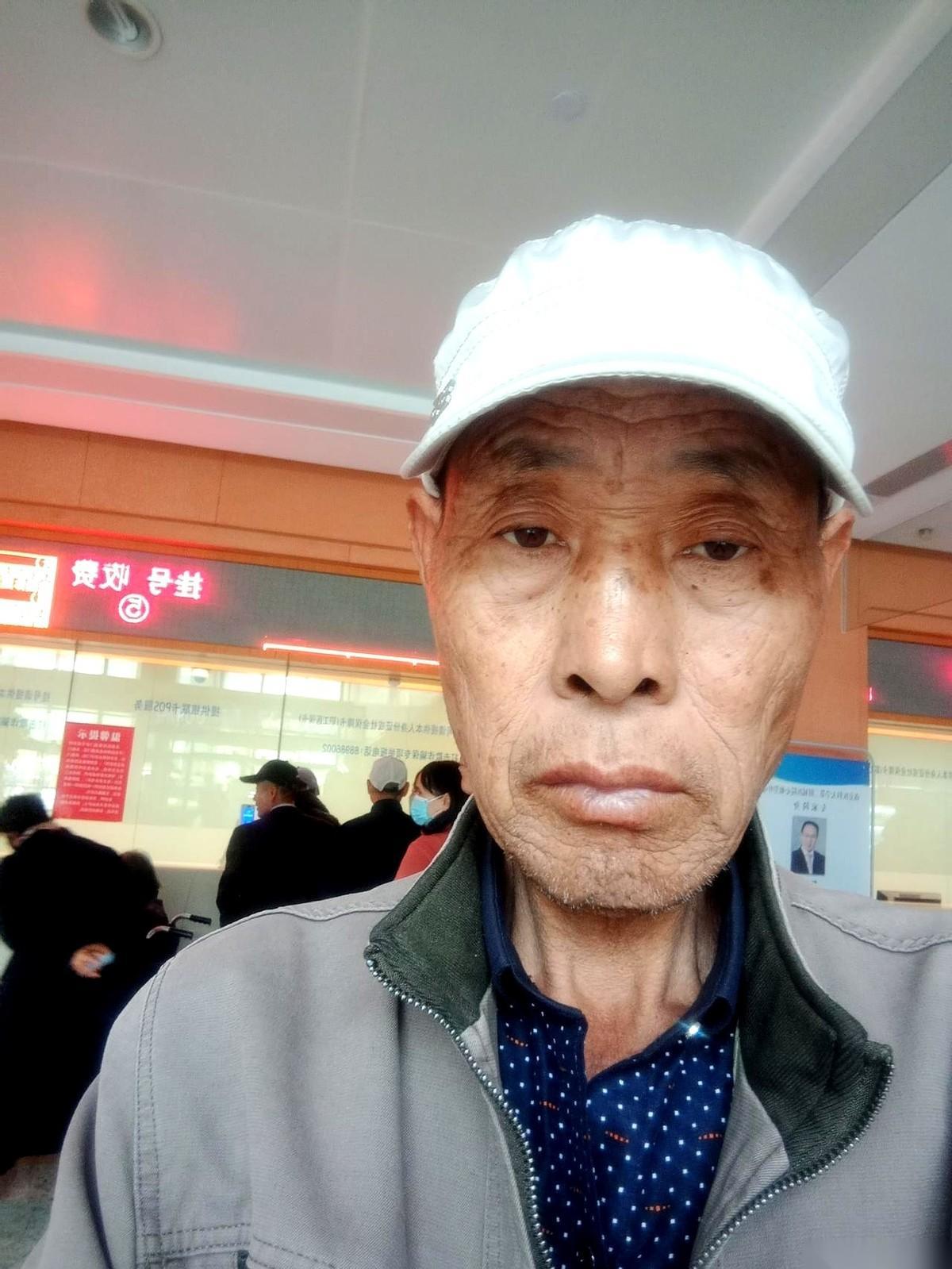 医生电话打来，她手里的水杯晃了一下。明天化疗，她一个人去。
儿子女儿都要上班，没