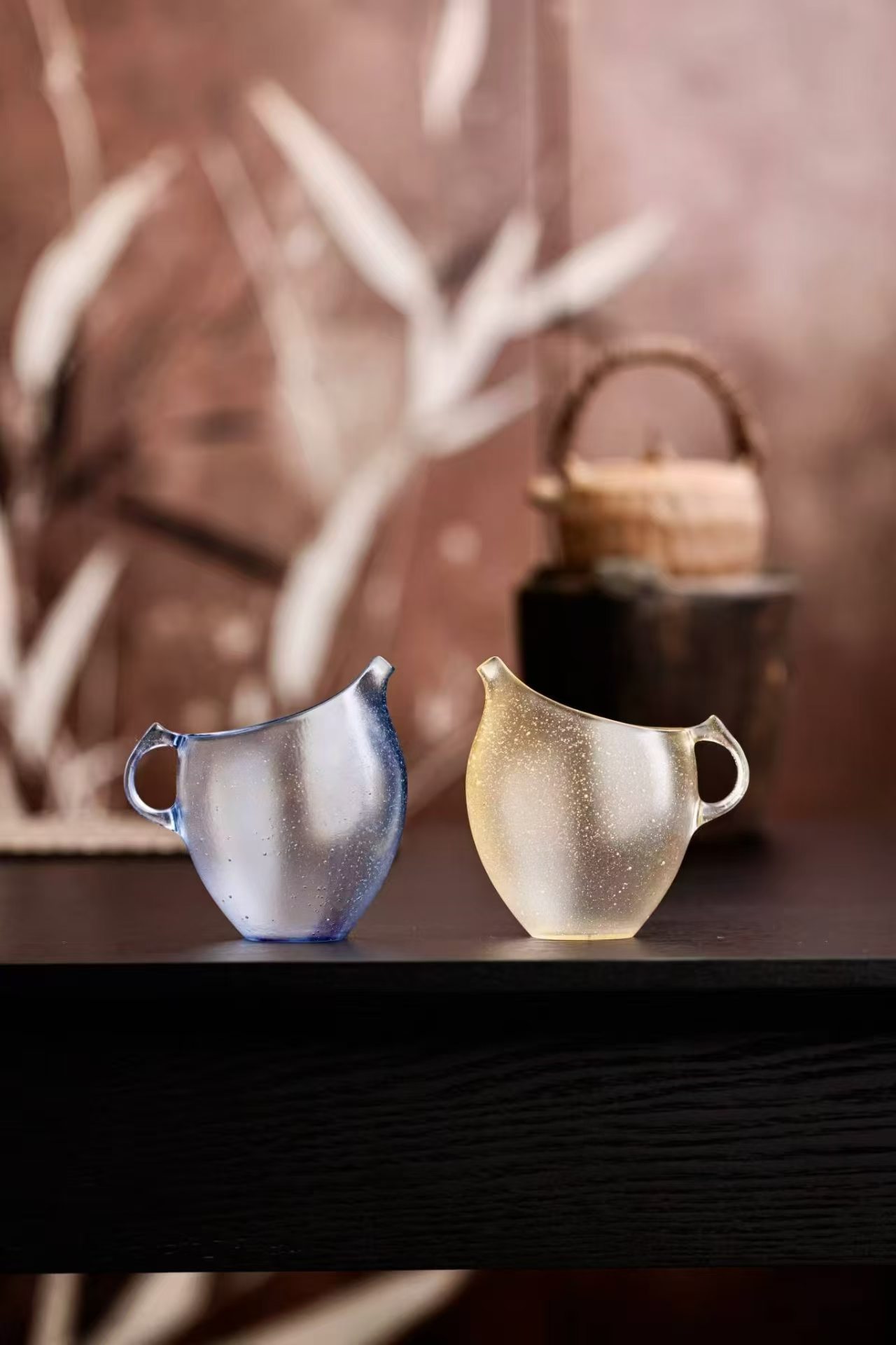 品茶赏器交友  人间烟火，茶香四溢；以茶会友，不问来路，只谈心。 