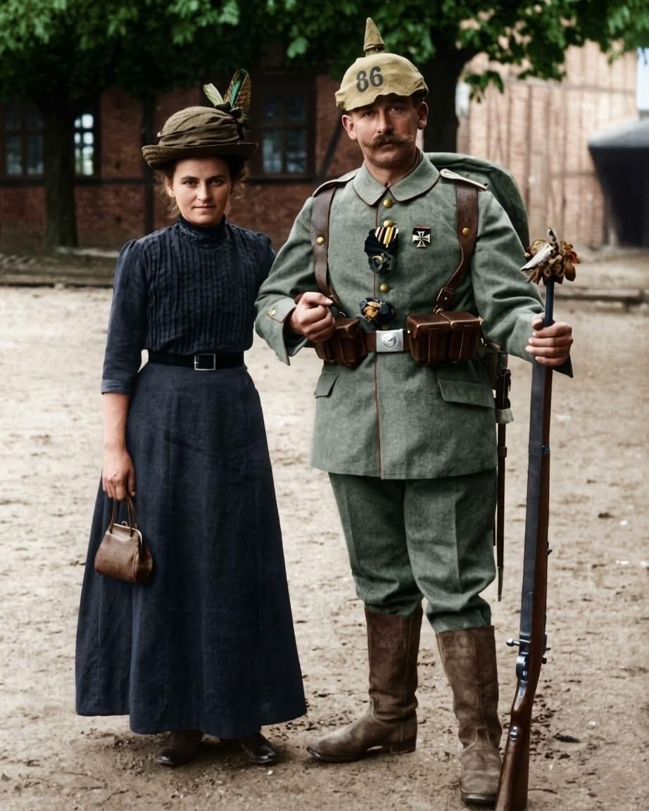 1914年，一战初期，即将奔赴前线的德军士兵与其妻合影！大家认得出该步枪型号不？