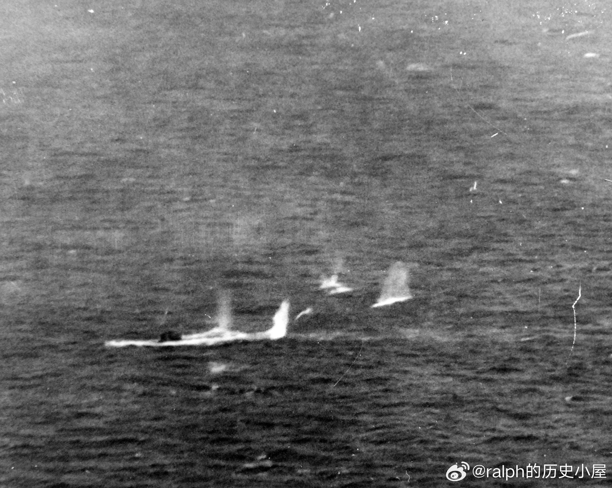 1944年3月17日德军U-801号潜艇在大西洋中部佛得角群岛附近被美军护航航空