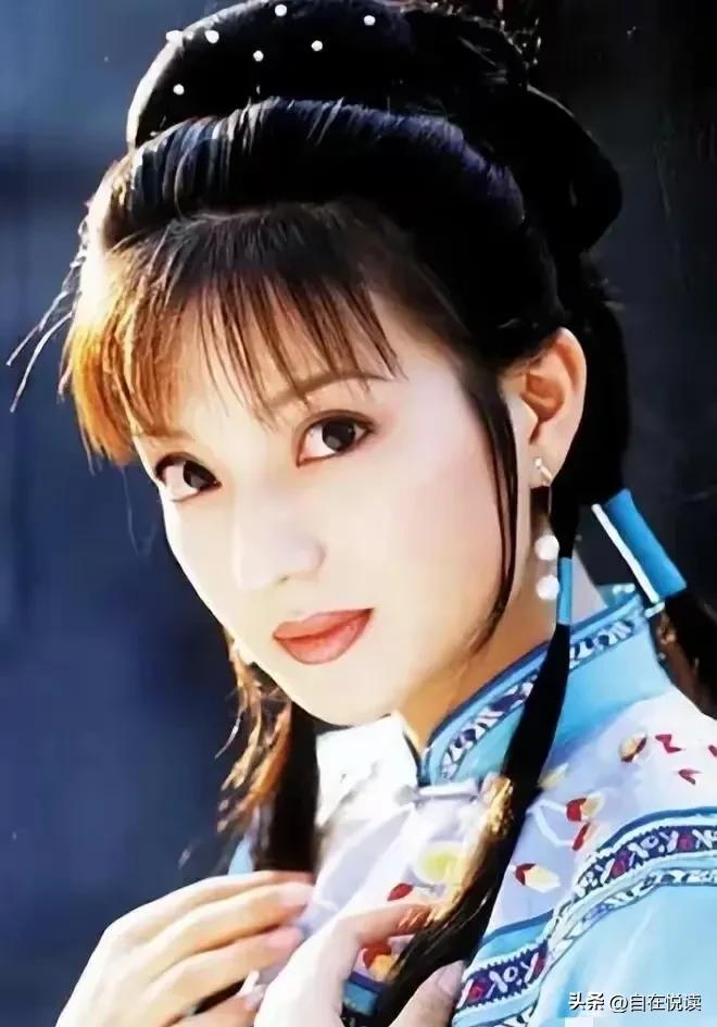 小燕子官宣离婚了
都说她是在为复出试水

大家给她出了③个主意

①
直播带货