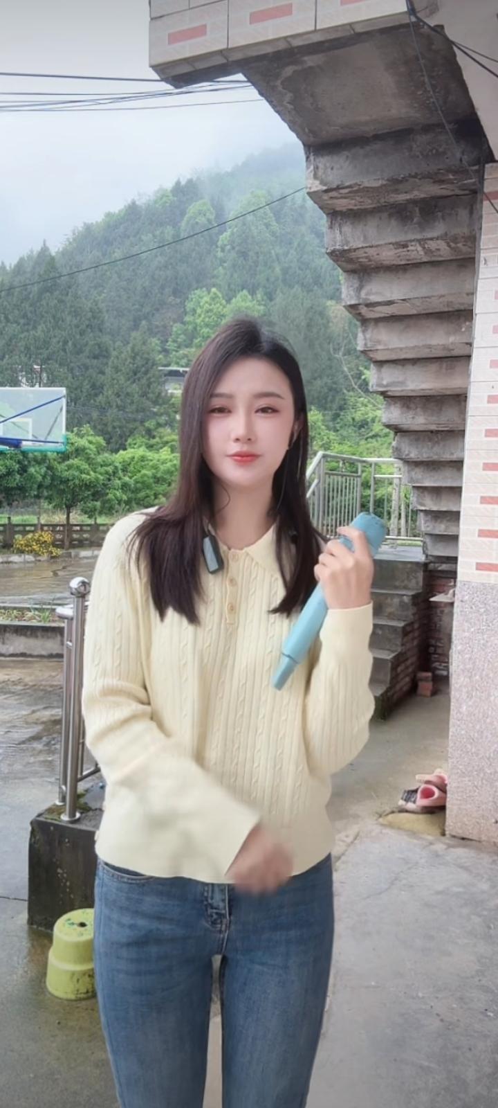 阳光穿过叶的缝隙
洒下满地细碎的金
时光安静流淌
不慌不忙，不问归程