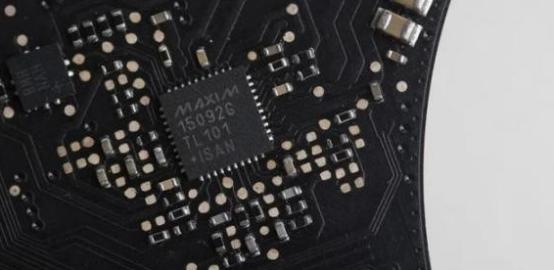 俄媒：中国打掉了美国的傲气。俄媒认为，中国一面宣布对美国进口芯片反倾销调查，一面